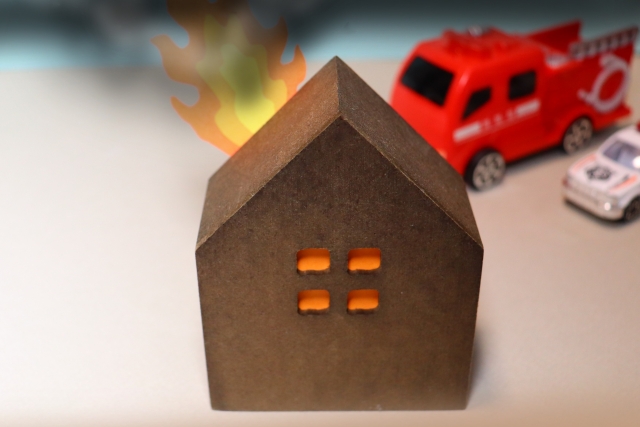 空き家火災が発生する原因とは？その対策や所有者の責任について解説！
